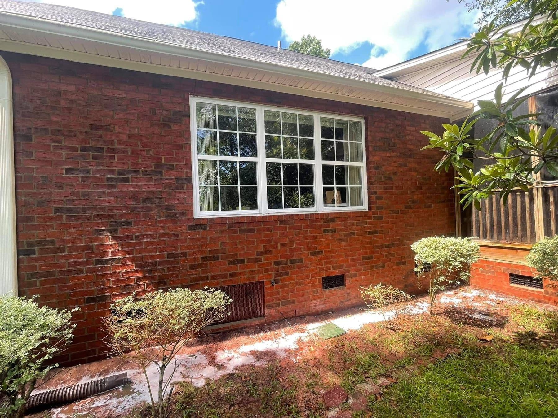 A red brick Charleston, SC home with freshly soft washed exterior brick and trim